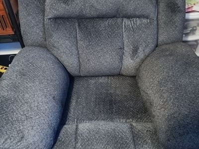 2 lazyboy recliners