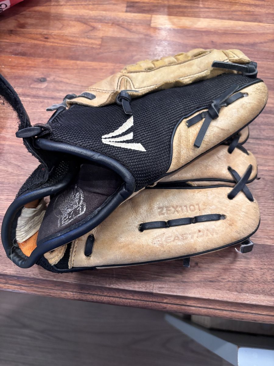 Kids baseball glove my son used it about age 8-9 years old