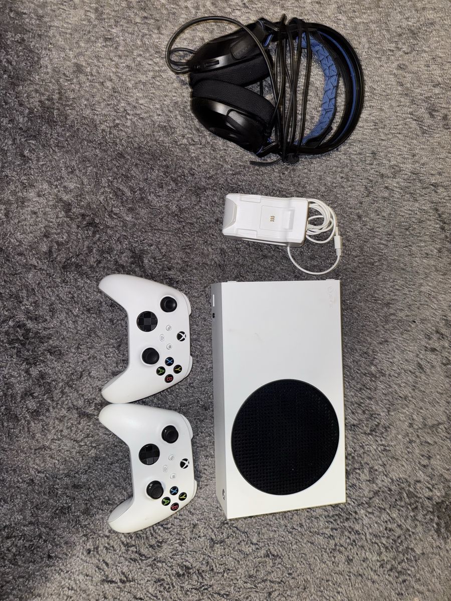 Xbox series S 512 GB with two controllers and headset and controller charger