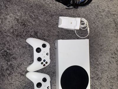 Xbox series S 512 GB with two controllers and headset and controller charger