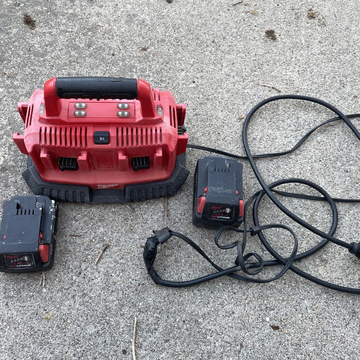 Milwaukee M18 18 V 6-Port Sequential And Batteries