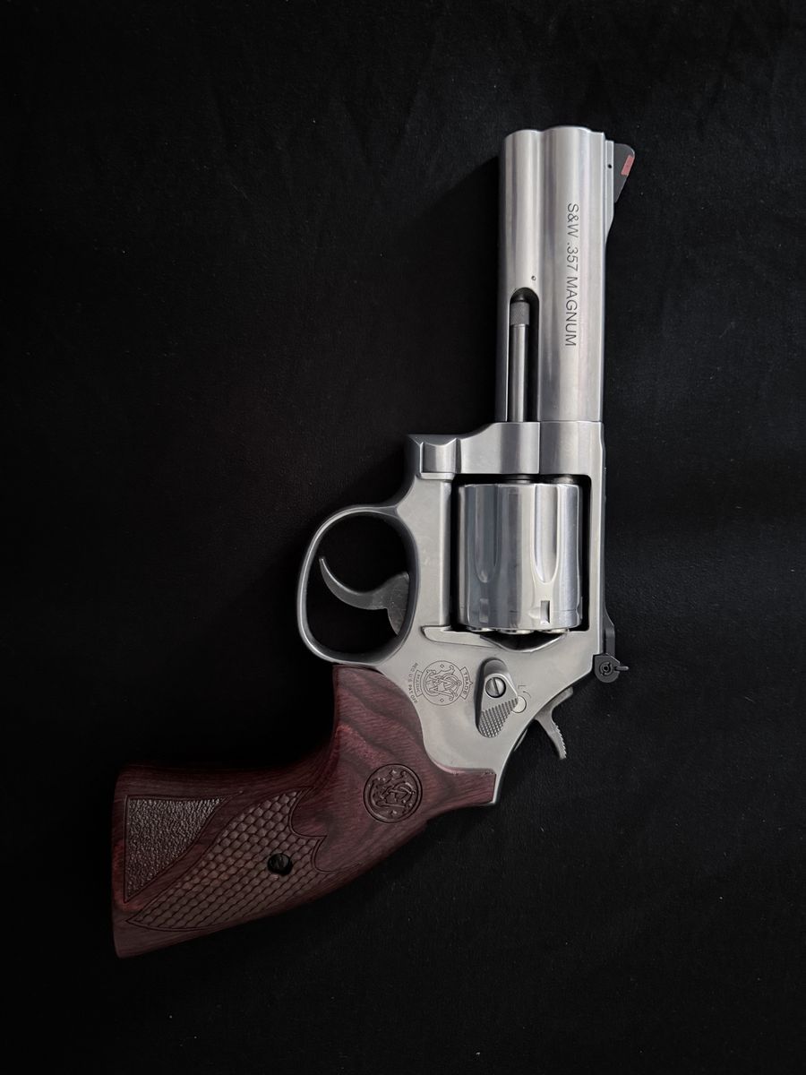 Deluxe Grips smith and Wesson 686 plus 4 “