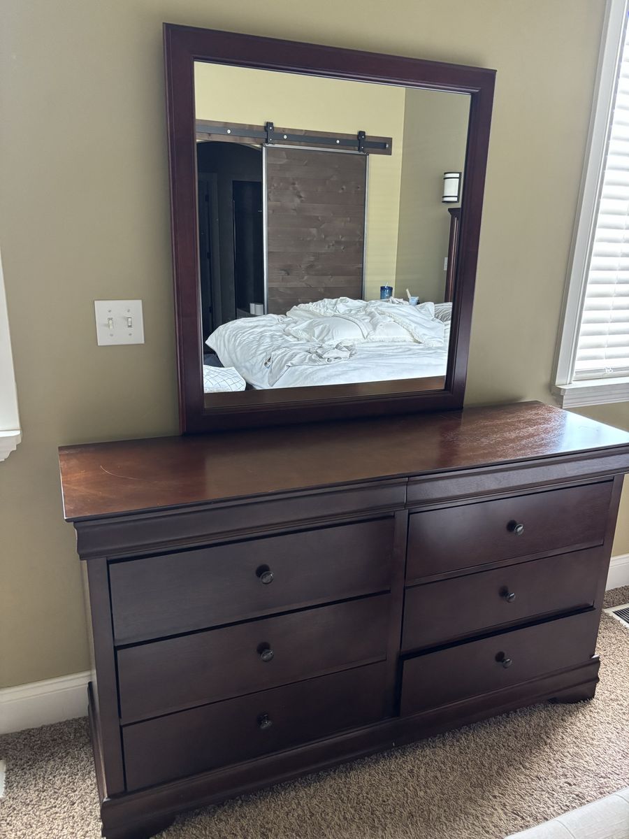 Dresser with mirror attachment