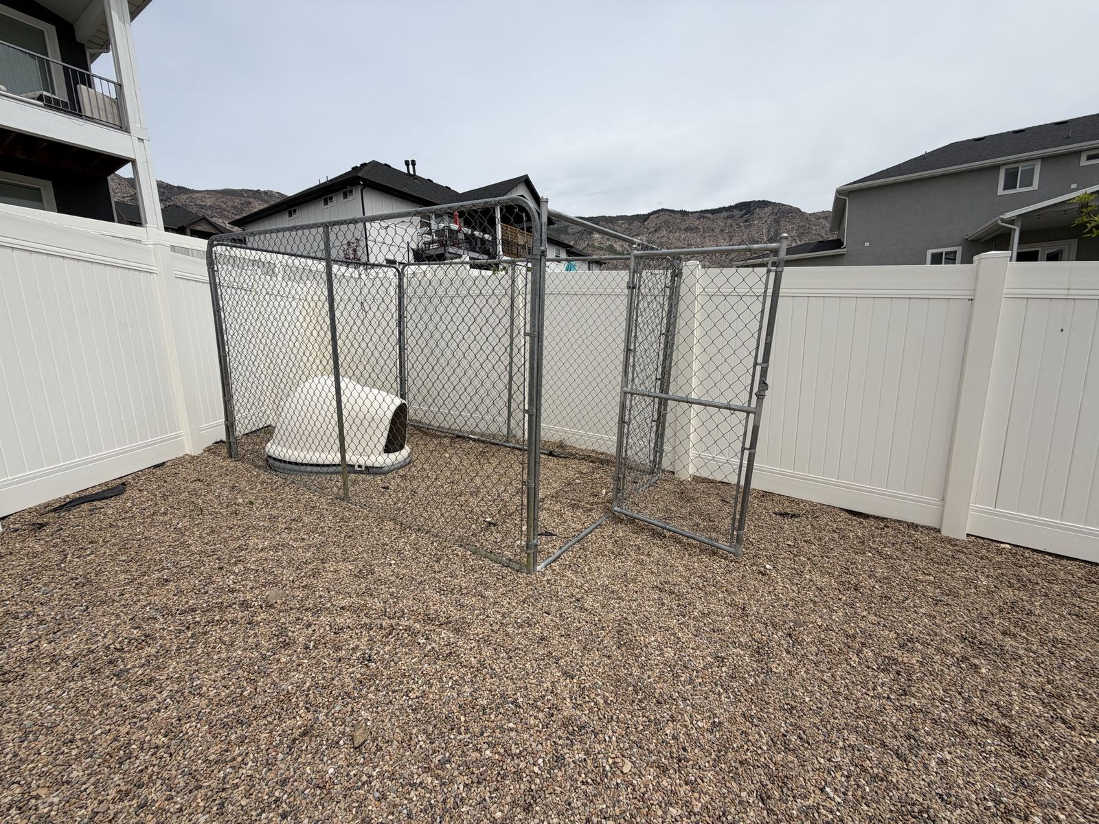 Dog Run / Dog Kennel and Igloo! Chain link gates!