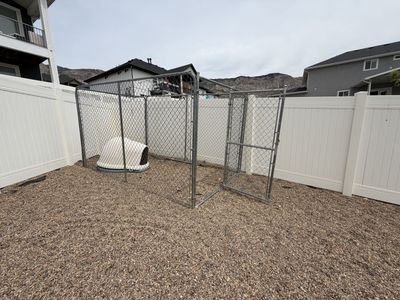 Dog Run / Dog Kennel and Igloo! Chain link gates!