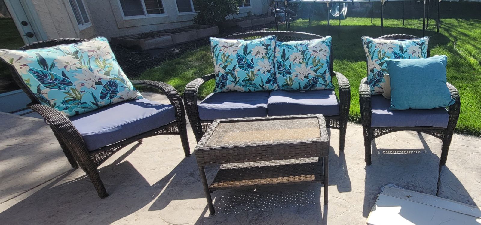 outdoor patio set-in great shape