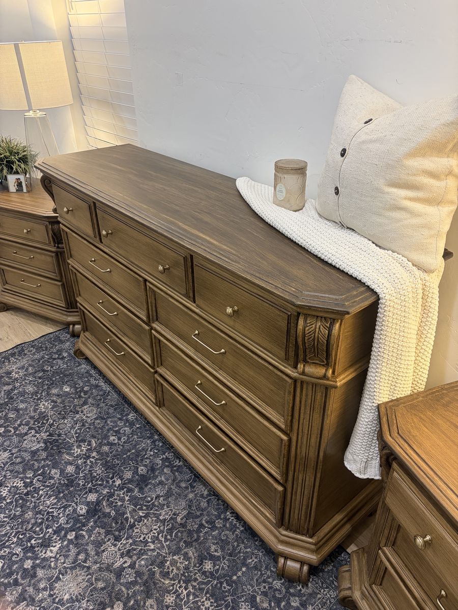 XXL pottery barn ( BROYHILL) dresser