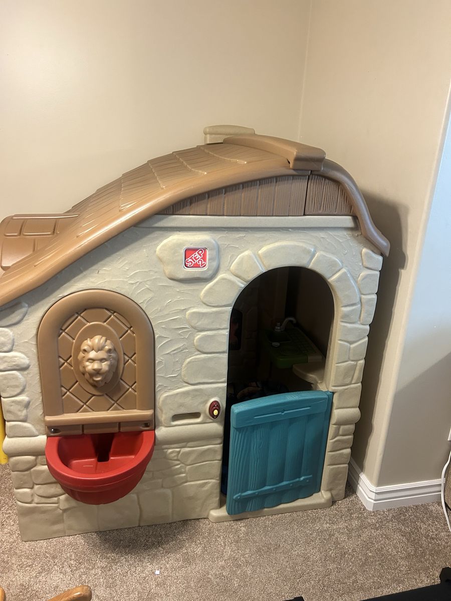 Step2 Cozy Stone Cottage Kids Playhouse - Indoor/Outdoor Fun, Durable Plastic, Lion Head Detail