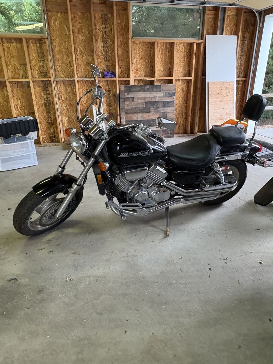 Honda Magna Cruiser Motorcycle - Black - 1997