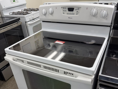 NICE CONDITION AMANA WHITE GLASS TOP RANGE