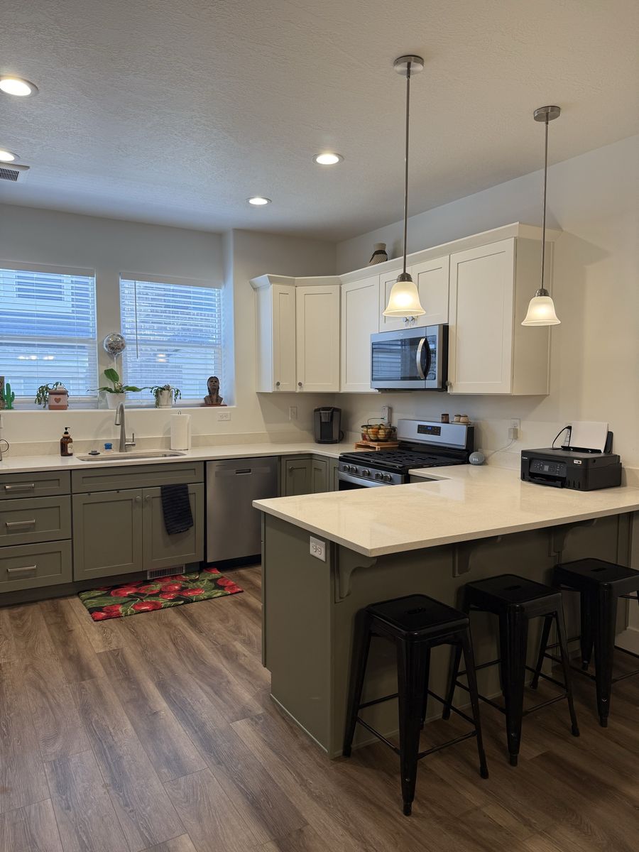 Master Bedroom Suite for Rent - 3 Bed, 3 Bath Townhome w/ Private Bath, Walk-in Closet, Pool & Gym Access