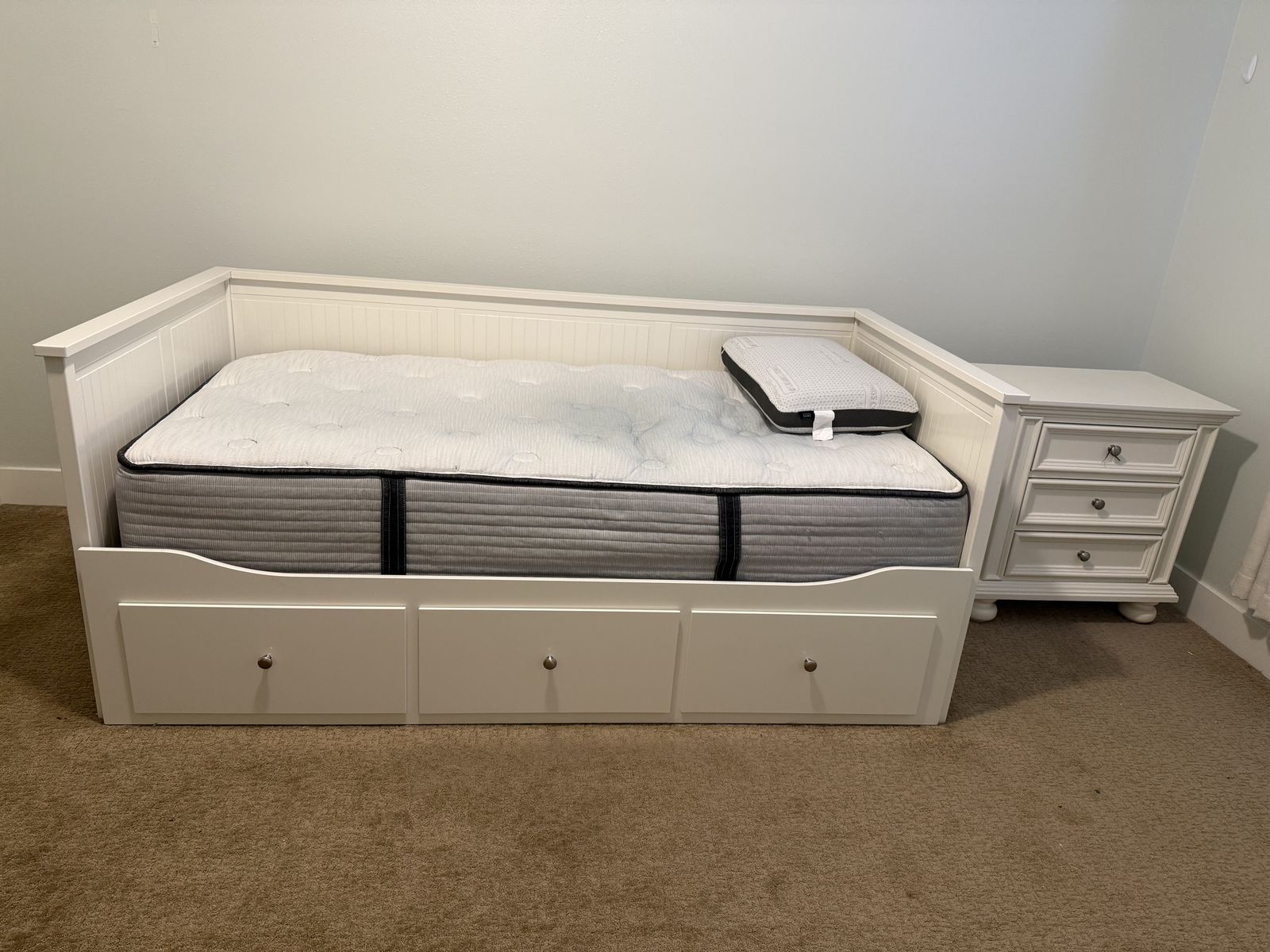 Convertible Daybed and Nightstand