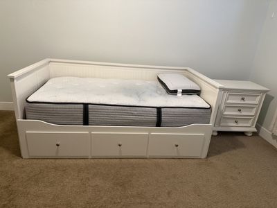 Convertible Daybed and Nightstand