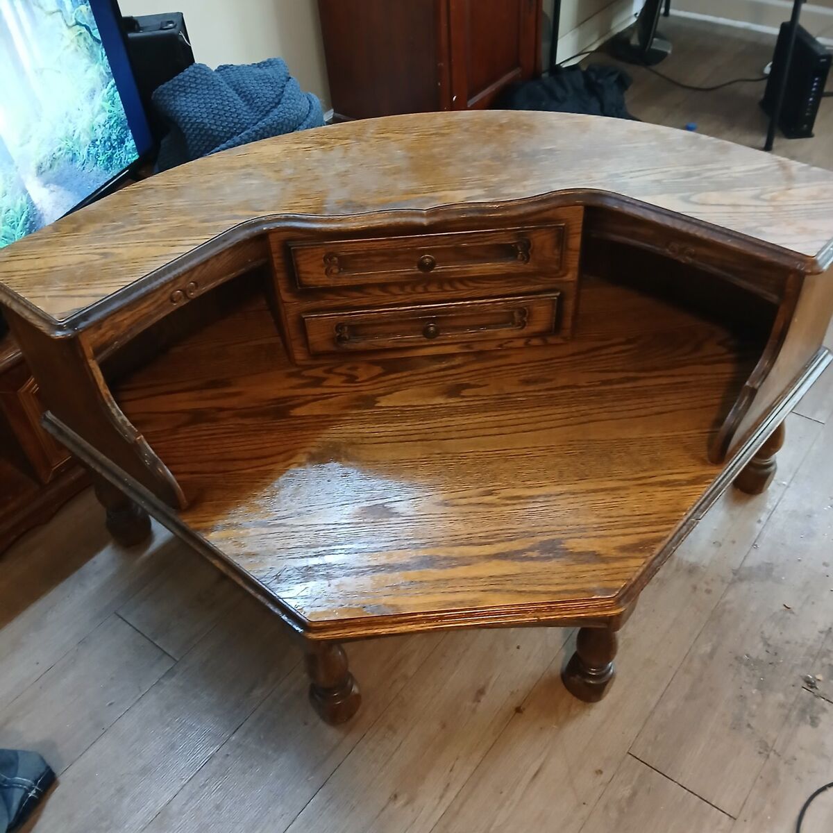 Amazing corner table