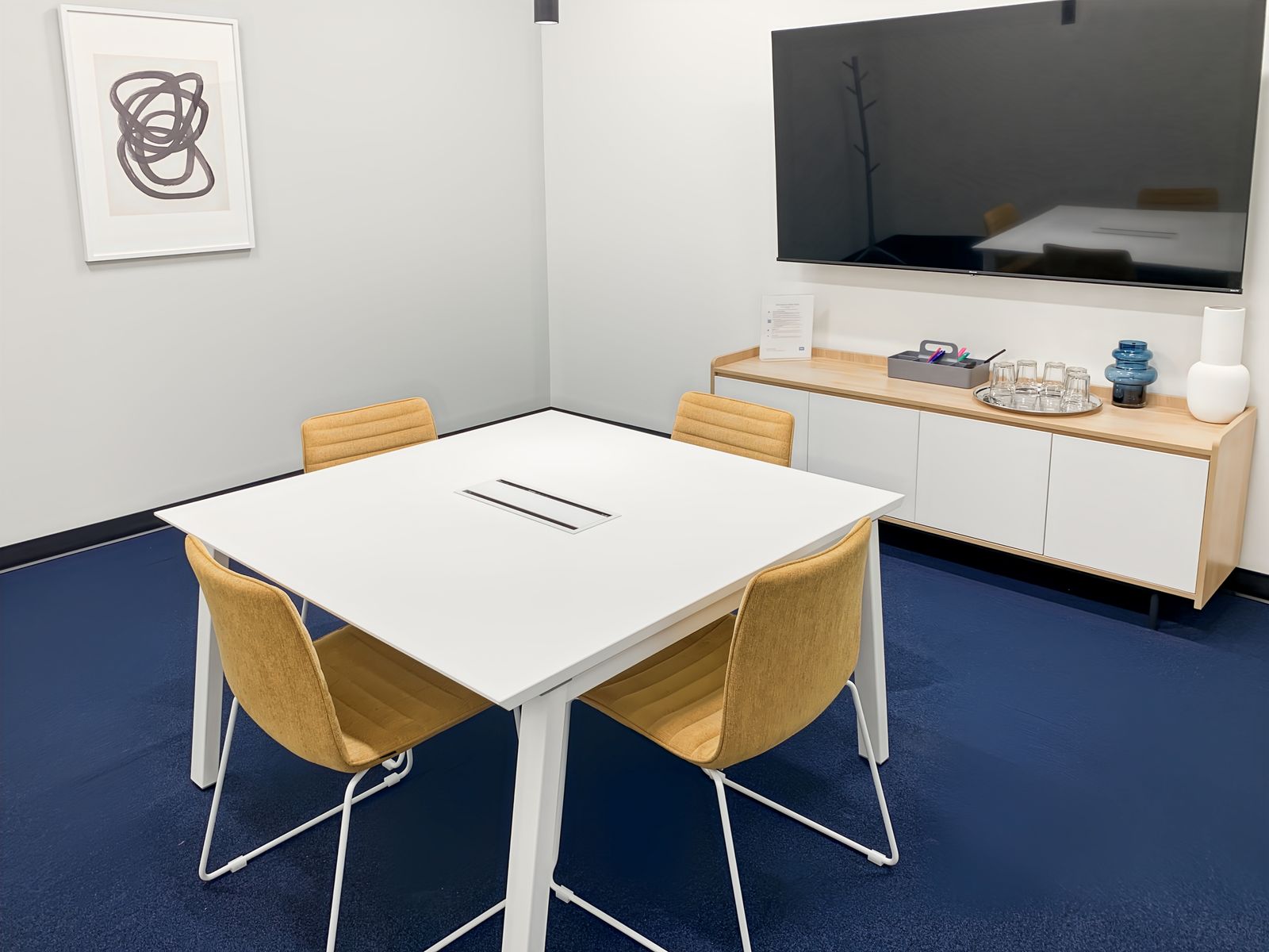 HQ powered by Regus--Hourly Meeting Rooms: Convenience at Your Fingertips!