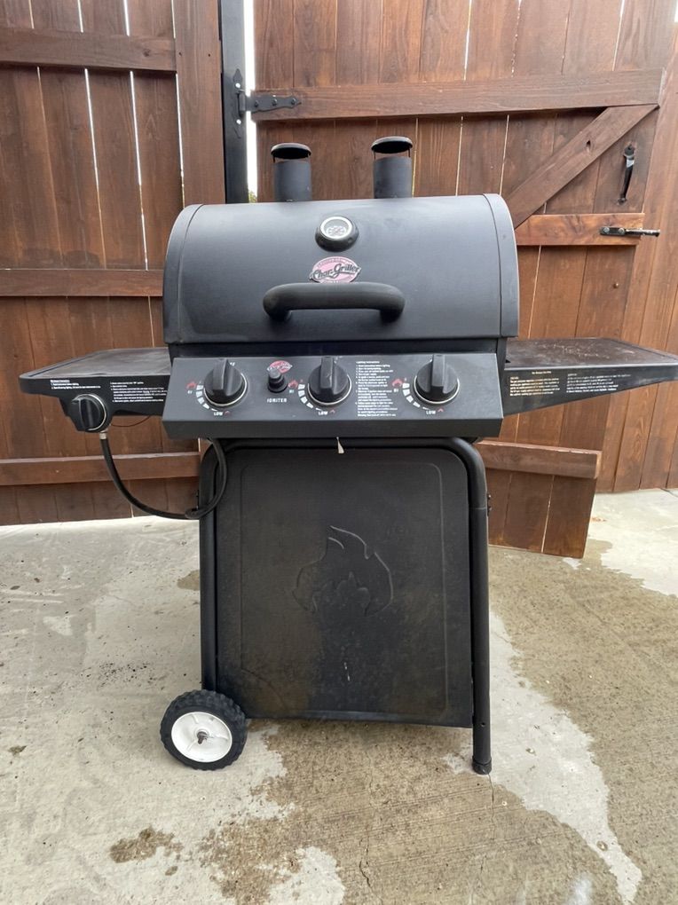 Char-Griller 3-burner Gas Bbq Grill