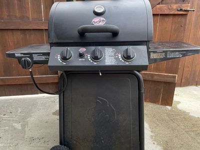 Char-Griller 3-burner Gas Bbq Grill