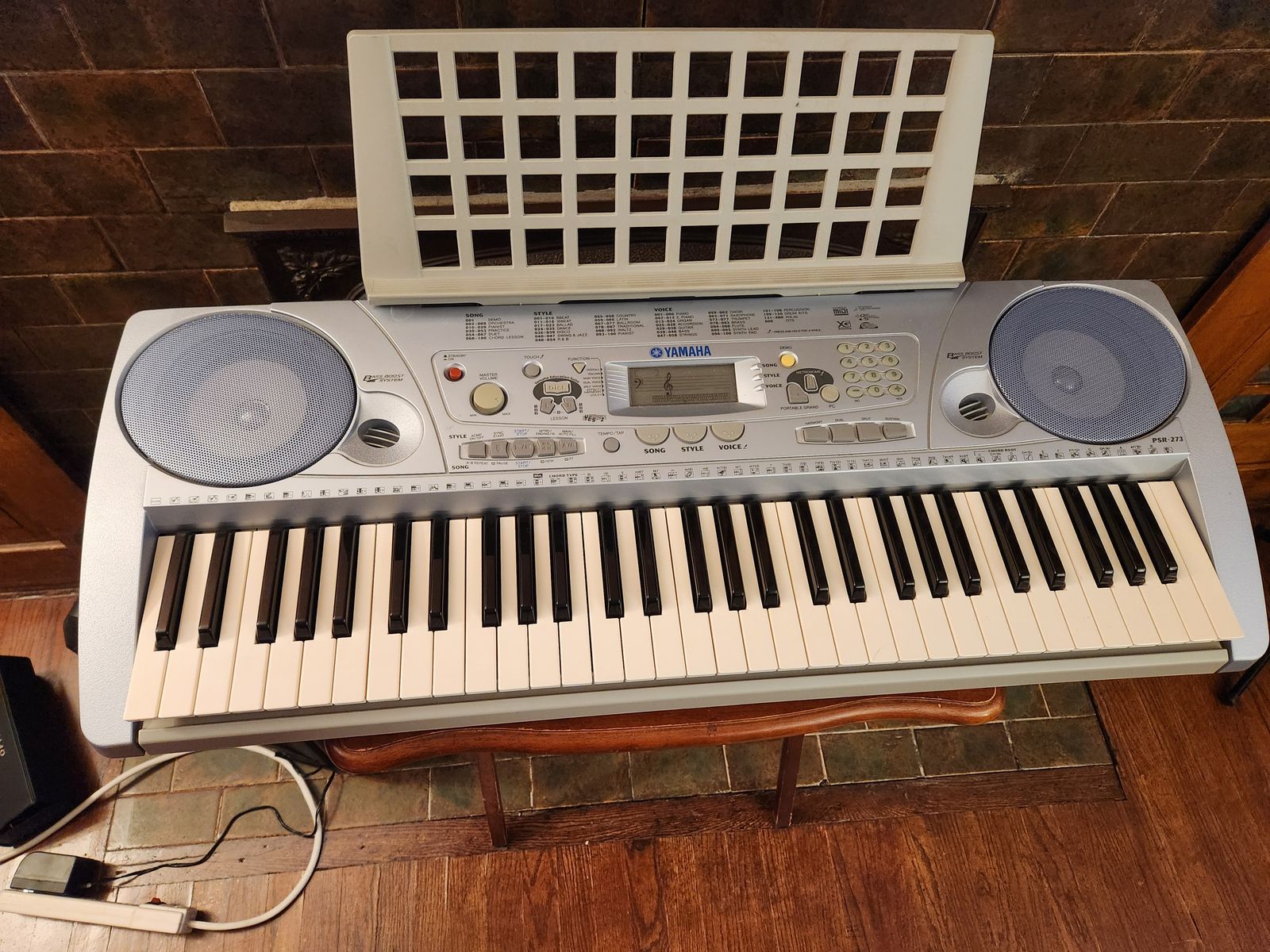 Yamaha 61 key full size keyboard PSR-273,  100 beats, 480 voices, touch sensitive, accompaniament