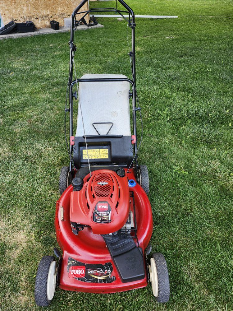 Toro Recycler 22" Self-Propelled Gas Walk-Behind Lawn Mower with Bagger