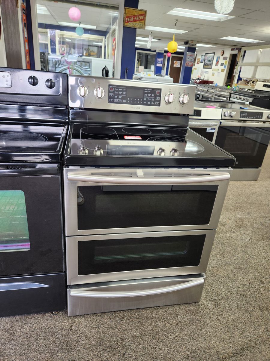 BEAUTIFUL LG STAINLESS STEEL DOUBLE OVEN RANGE! W-WARRANTY