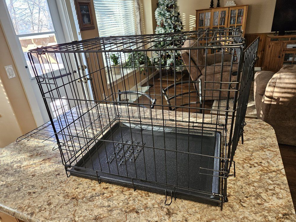 Pet kennel or crate medium size  like new!