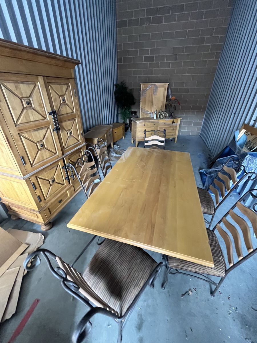 Dining room table & 6 Chairs