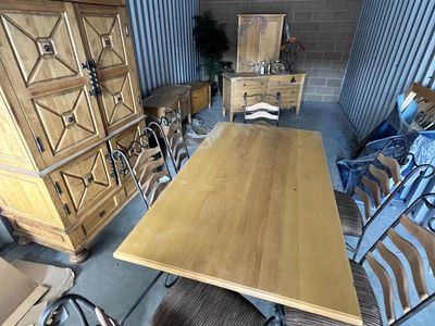 Dining room table & 6 Chairs
