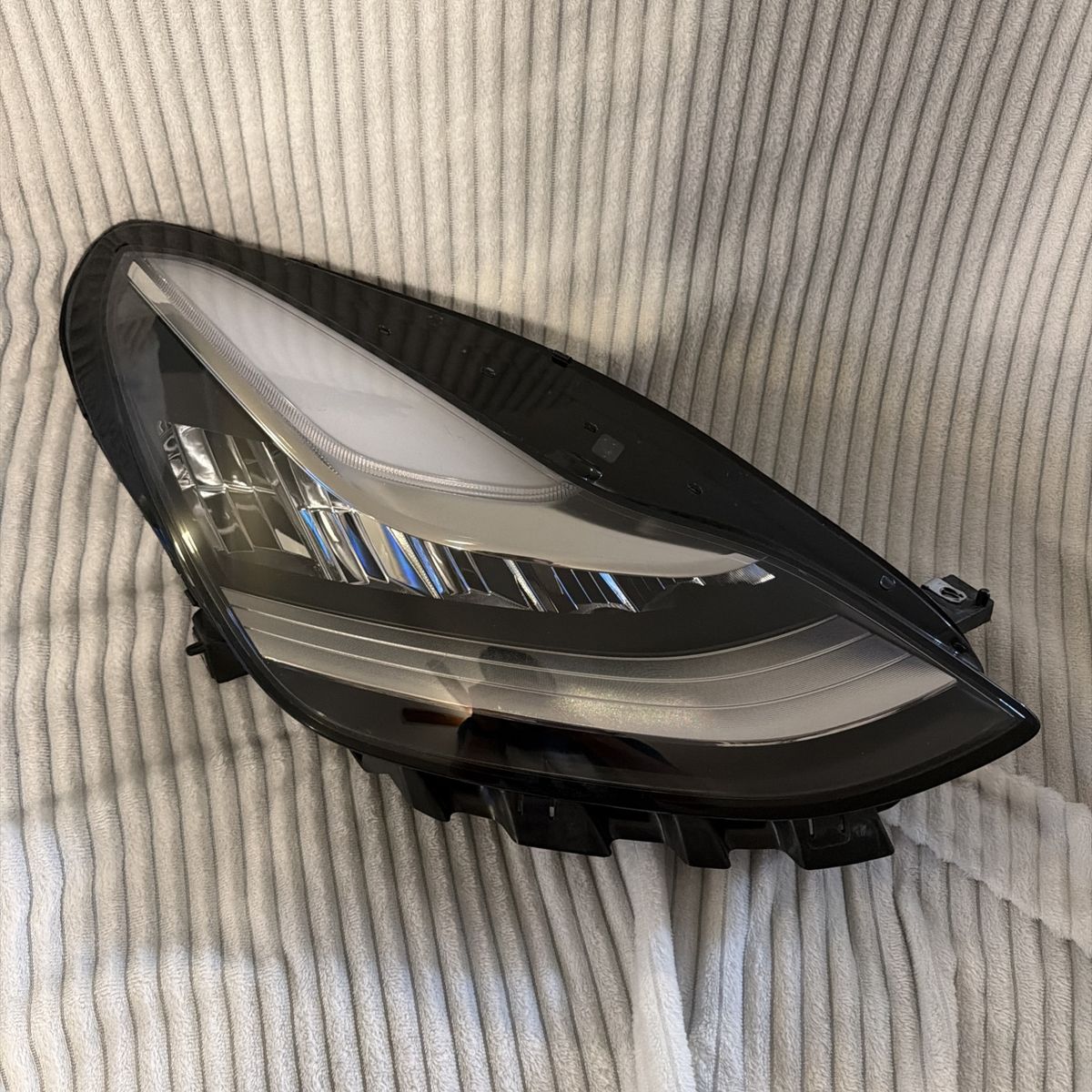 2019 Tesla Model 3/y Right Headlight Oem