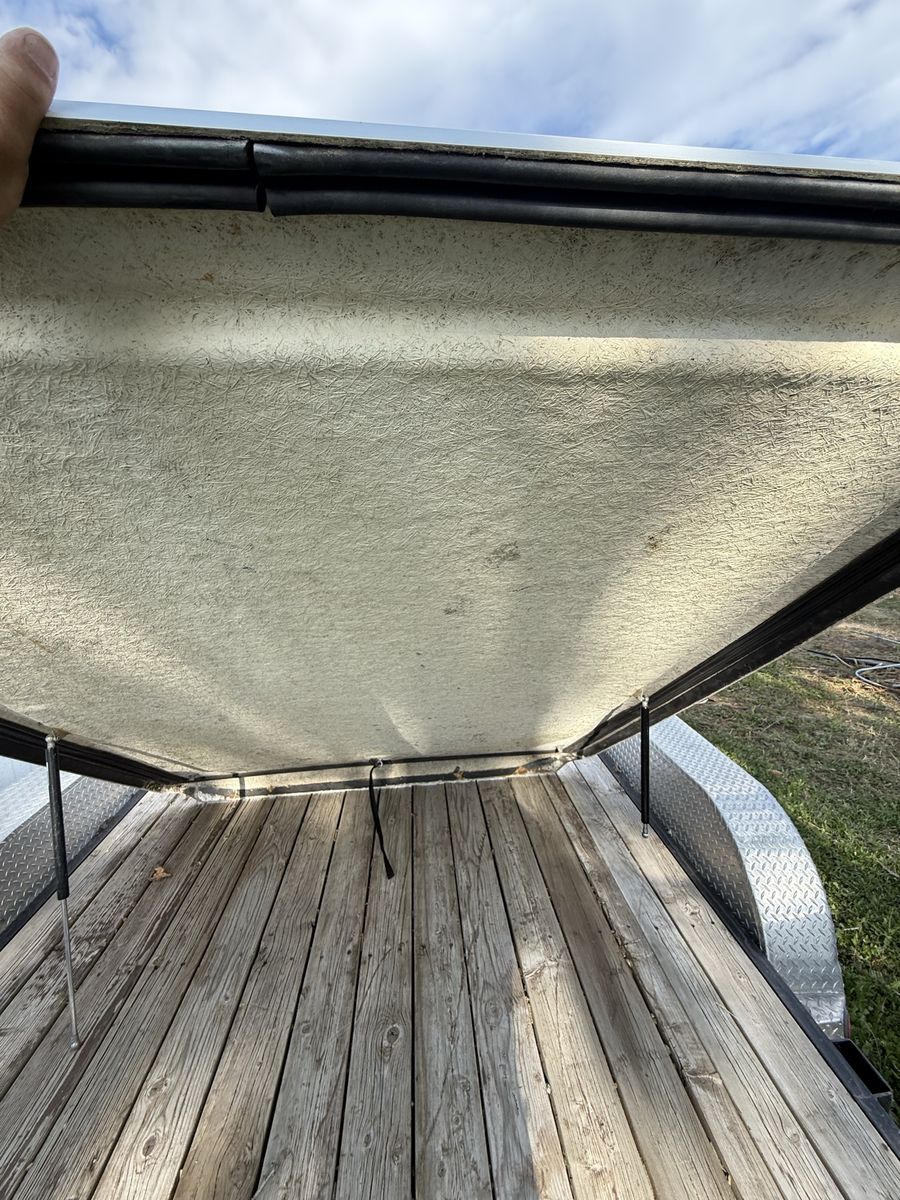 White Fiberglass Truck Bed Tonneau Cover with Lift Supports