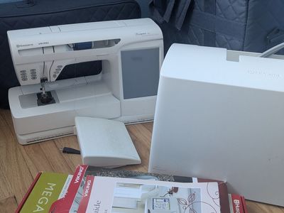 Husqvarna designer se embroidery sewing machine with lots of extras