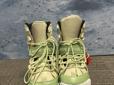 New Wide Open Lace Up Size 4 Snowboard Boot