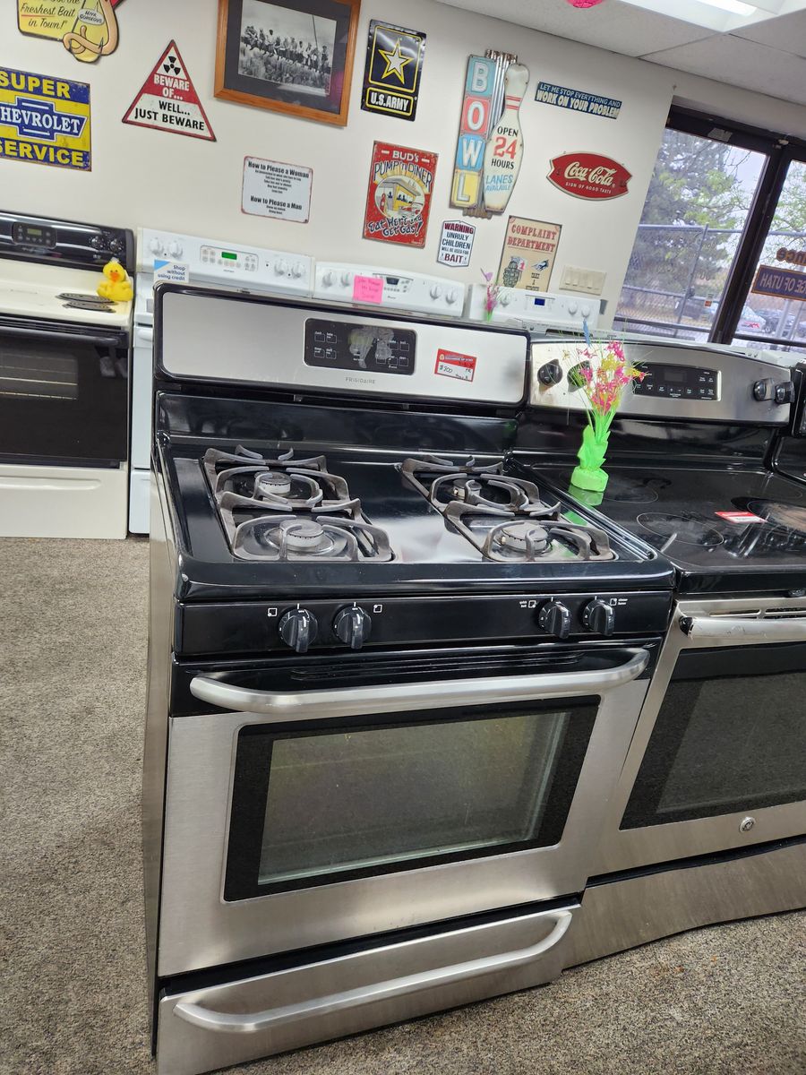 NICE FRIGIDAIRE STAINLESS STEEL GAS 4-BURNER RANGE! W-WARRANTY