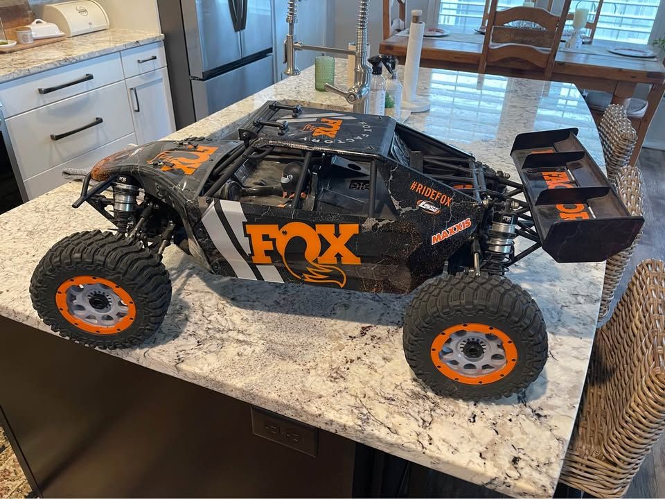 Losi 1/5 DBXL-E 2.0 4WD Brushless Desert Buggy in the Fox edition RC