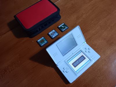 Nintendo DS Lite Model USG-001 Polar White, Charge