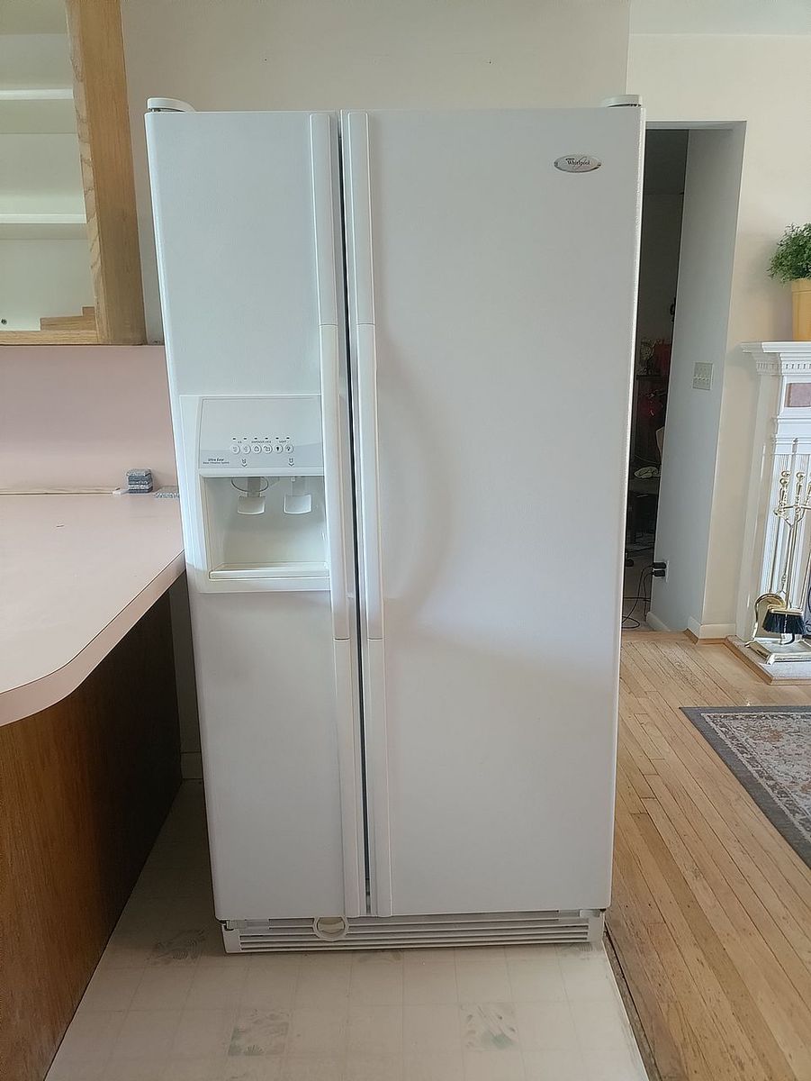 CLEAN!!!  Side-by-Side Whirlpool Fridge / Water Disp + Ice Maker