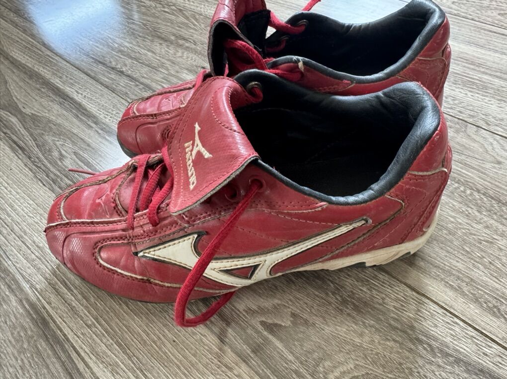 Mizuno Cleats 6.5