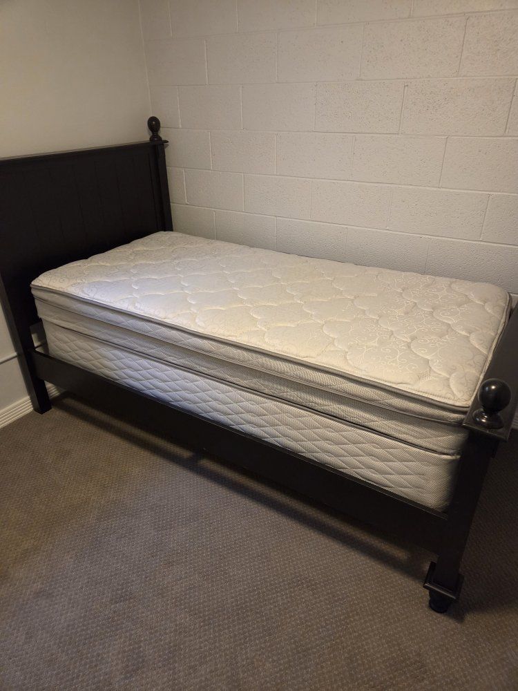 Twin mattress and box spring