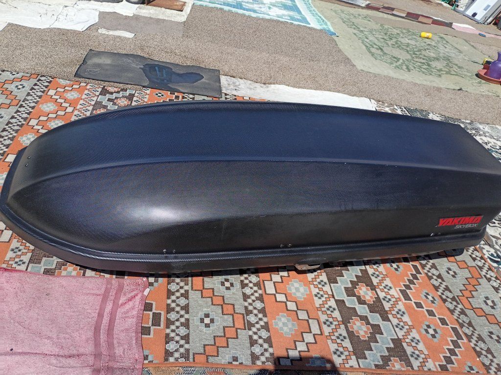 Yakima SkyBox 18 Carbonite Cargo Roof Box Carrier