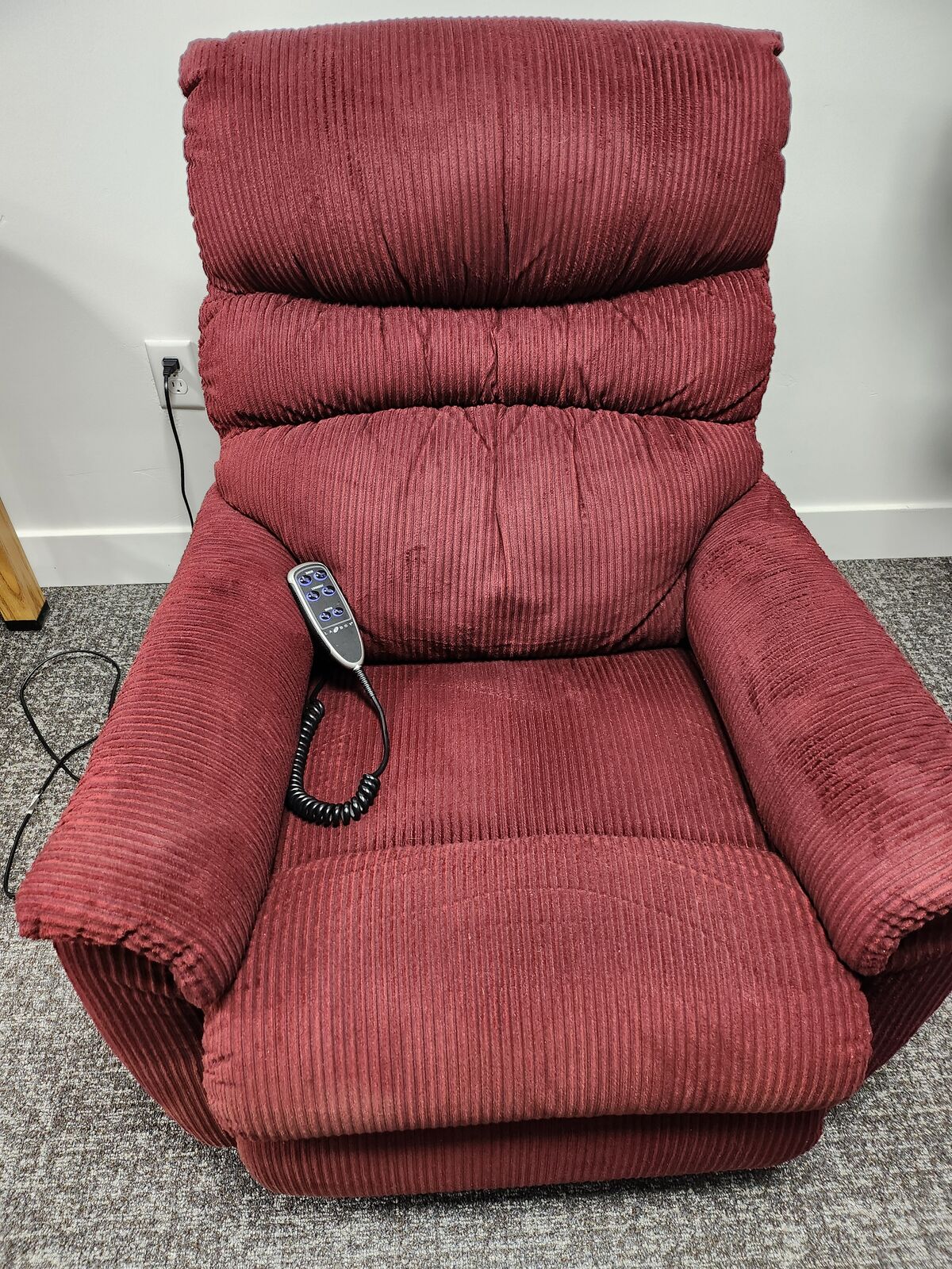 Electric recliner - like new!