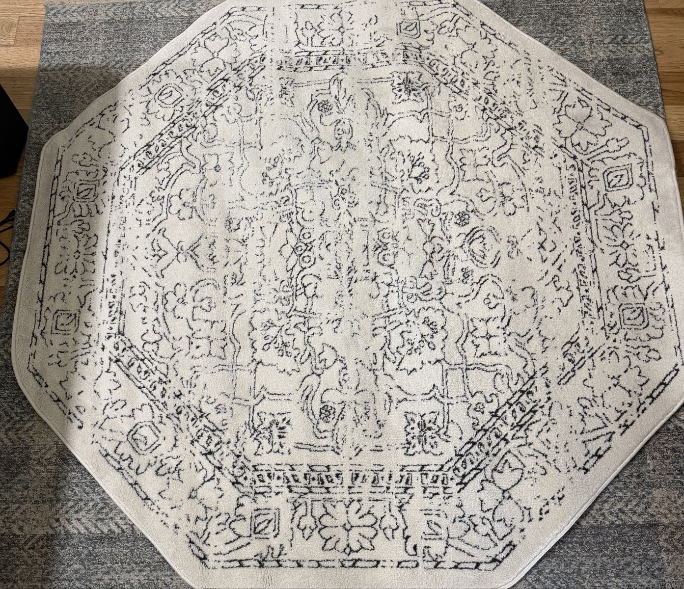 New. 5x5’ Charcoal and ivory octagonal rug. Nice quality