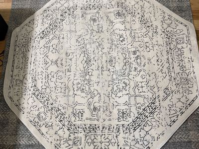 New. 5x5’ Charcoal and ivory octagonal rug. Nice quality