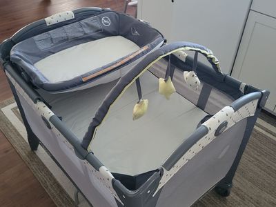 Graco Pack ‘n Play with Changing Table, Seat and Bassinet