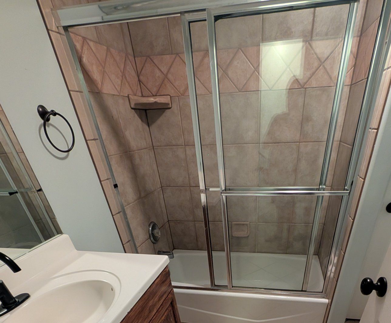 Bathroom tub/shower doors