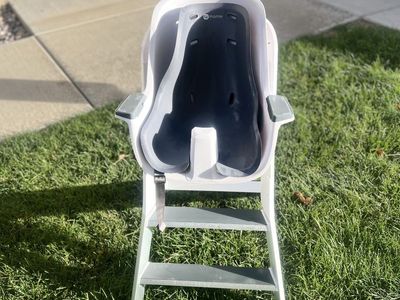 4moms Magnetic High Chair - Like New - White/Grey