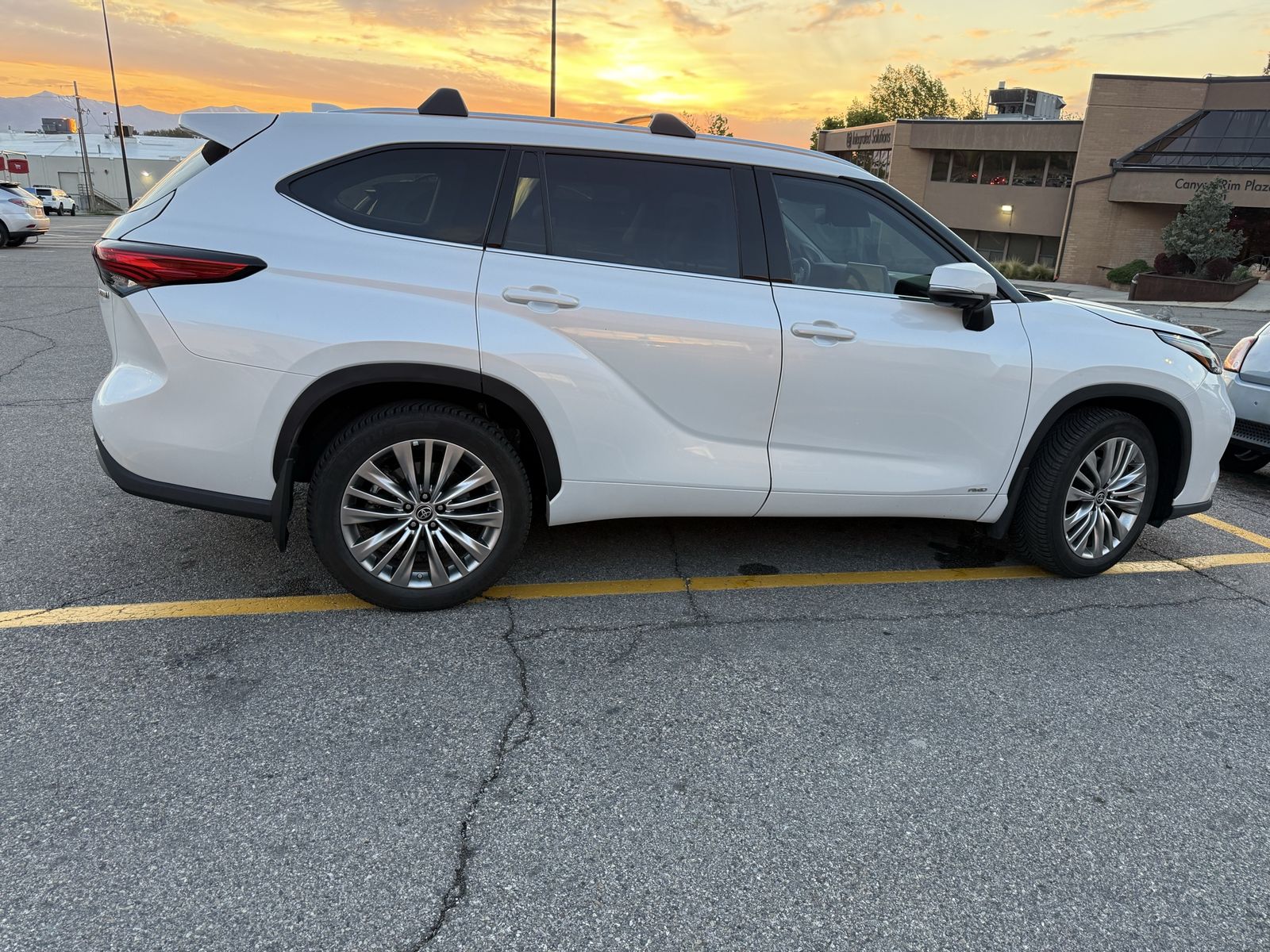 2023 Toyota Highlander Hybrid Limited Platinum