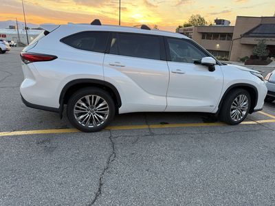 2023 Toyota Highlander Hybrid Limited Platinum