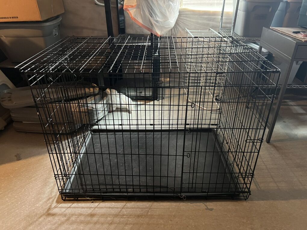 Large Kennel With Divider And Two Entrances