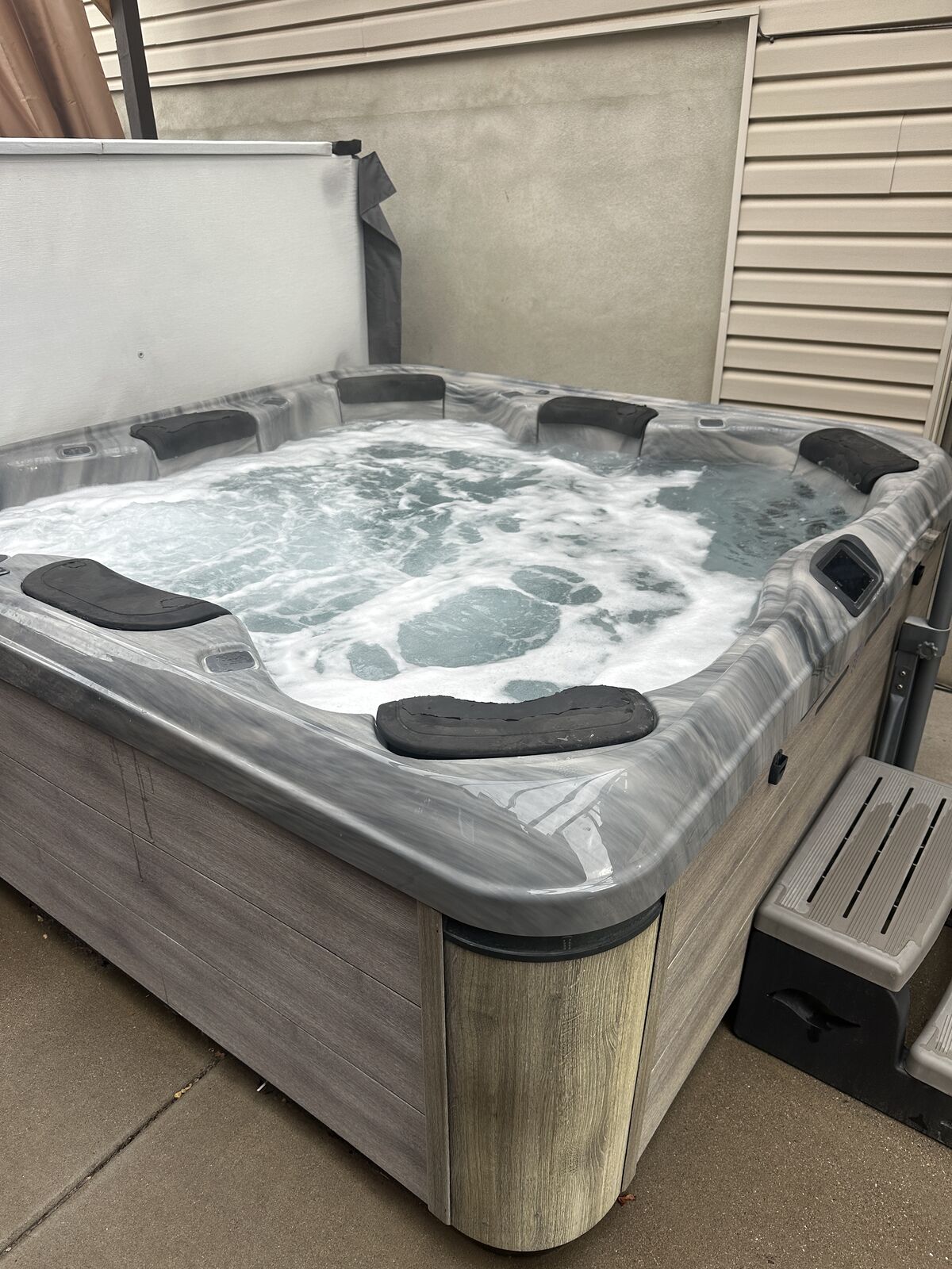 Bullfrog A7 8 Person Hot Tub