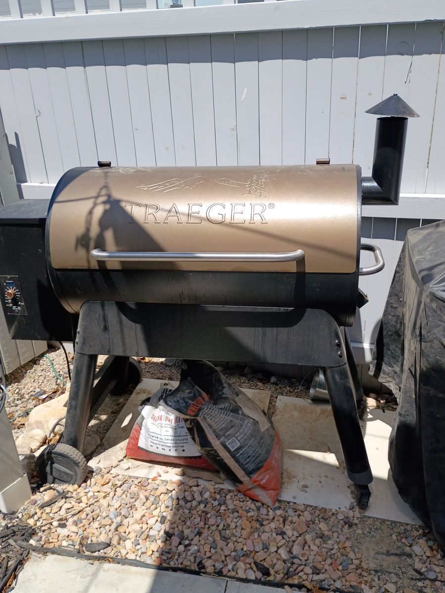 Traeger Pro 34 Pellet Smoker - Bronze - great condition with extras