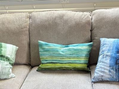 5 Green and blue couch cushions (PILLOWS)